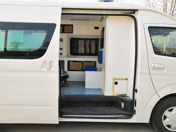 福田G9監(jiān)護(hù)型救護(hù)車