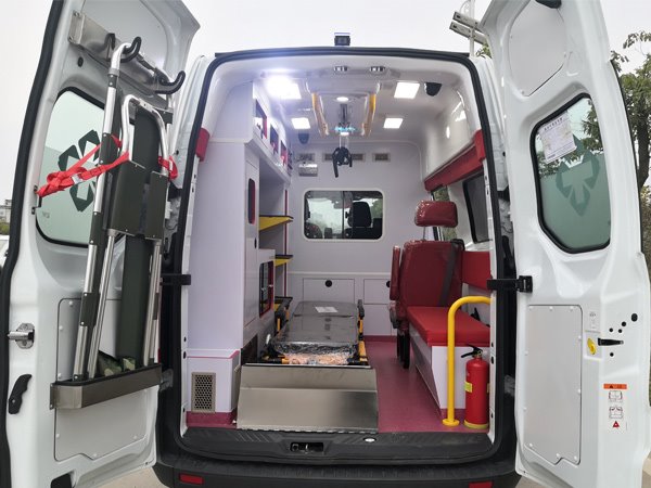 福特新全順V362中軸監(jiān)護(hù)型救護(hù)車-普通警燈