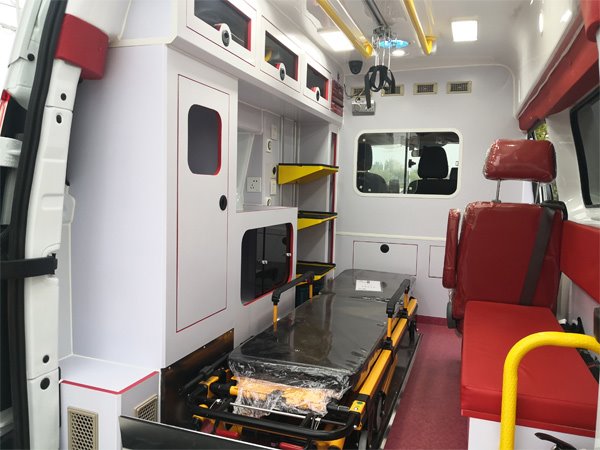 福特新全順V362中軸監(jiān)護(hù)型救護(hù)車-普通警燈