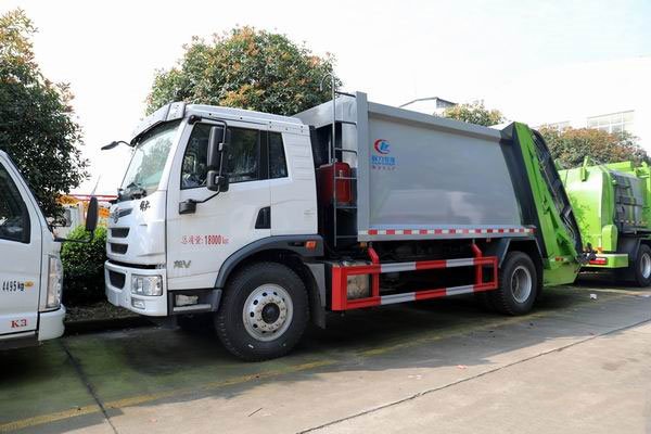 國六18噸一汽解放J6L壓縮式垃圾車與青島解放龍V同臺競技