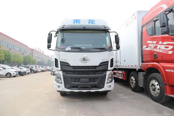 國(guó)六柳汽乘龍單橋高頂6.8米冷藏車(chē)