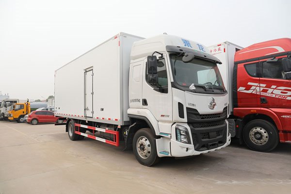 國(guó)六柳汽乘龍單橋高頂6.8米冷藏車(chē)