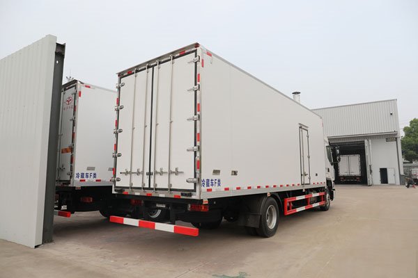 國(guó)六柳汽乘龍單橋高頂6.8米冷藏車(chē)