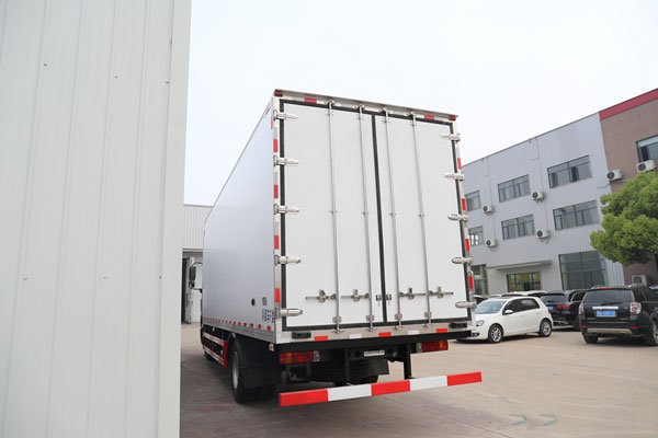 國(guó)六柳汽乘龍單橋高頂6.8米冷藏車(chē)
