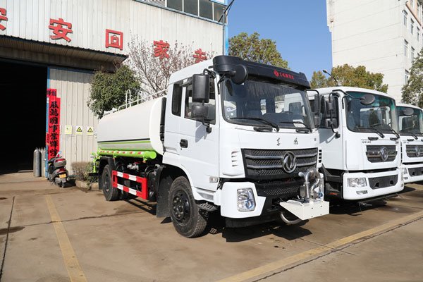 國(guó)六30米東風(fēng)隨專(zhuān)K6多功能抑塵車(chē)-帶電子灑水炮