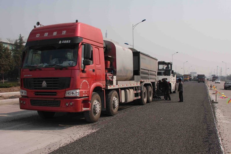 重汽前四后八同步碎石封層車-四橋同步碎石封層車