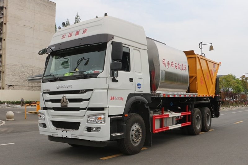 重汽后雙橋同步碎石封層車