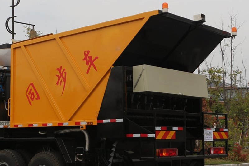 重汽后雙橋同步碎石封層車