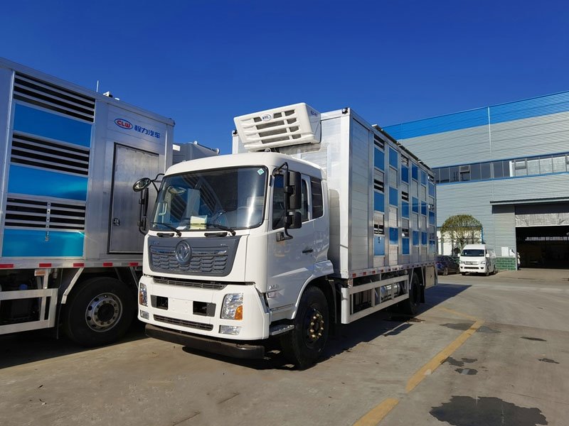 國(guó)六東風(fēng)天錦6.8米恒溫畜禽運(yùn)輸車-鋁合金