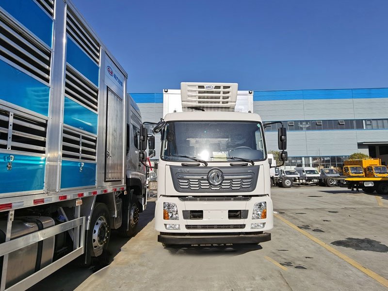國(guó)六東風(fēng)天錦6.8米恒溫畜禽運(yùn)輸車-鋁合金
