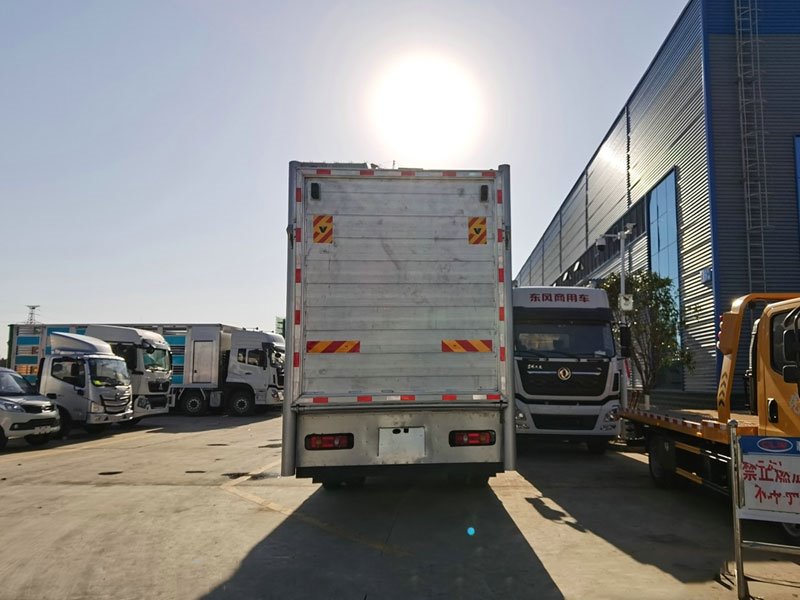 國(guó)六東風(fēng)天錦6.8米恒溫畜禽運(yùn)輸車-鋁合金