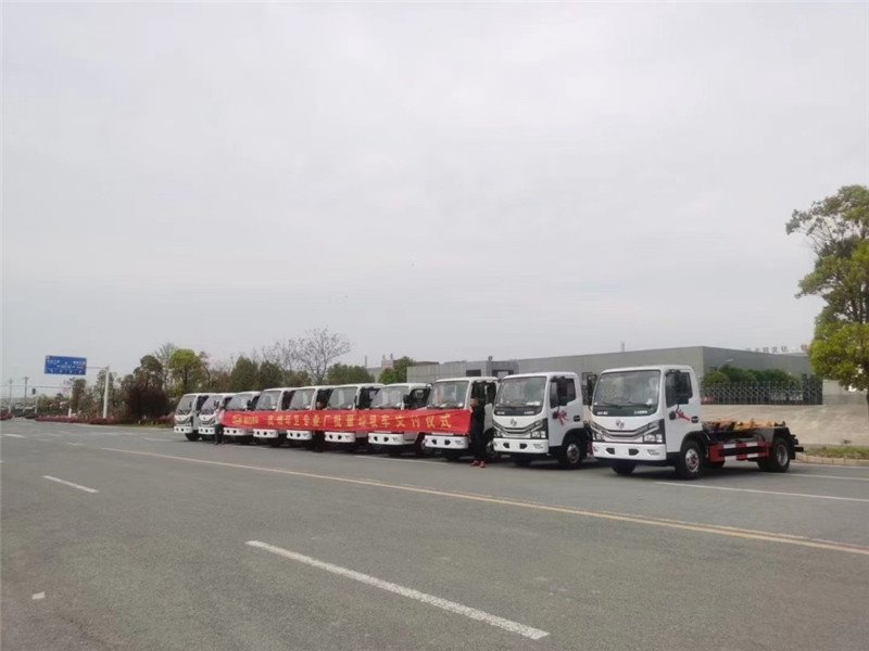 東風(fēng)小多利卡套臂垃圾車大批量交付啦