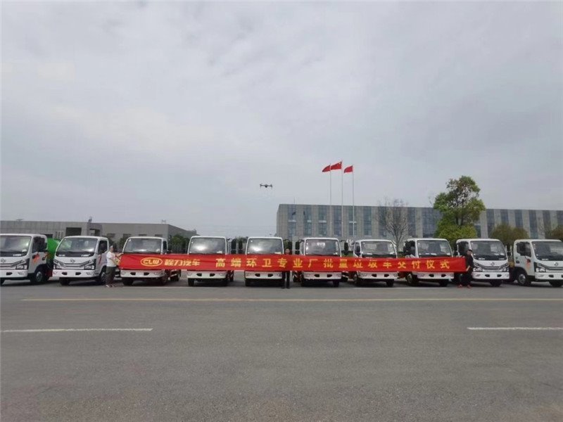 東風(fēng)小多利卡套臂垃圾車大批量交付啦