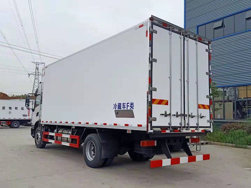 國(guó)六東風(fēng)天錦KR冷藏車_高頂后雙臥