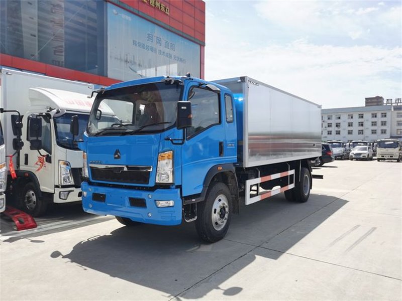 可出口的重汽豪沃冷藏運輸車