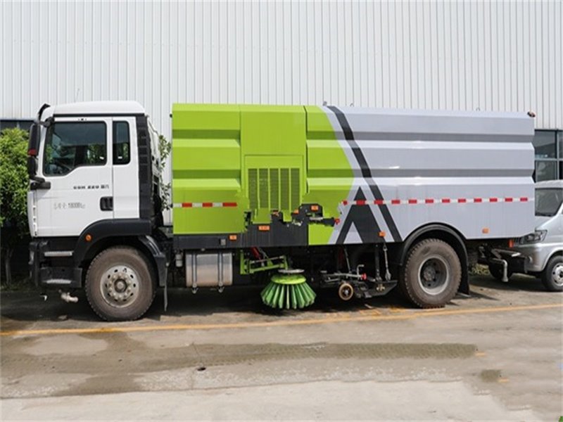 裝備齊全的國(guó)六汕德卡馬路洗掃車
