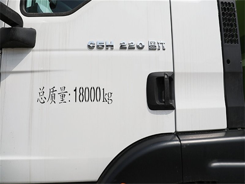 裝備齊全的國(guó)六汕德卡馬路洗掃車