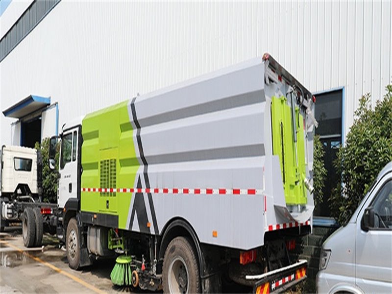 裝備齊全的國(guó)六汕德卡馬路洗掃車