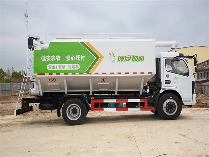 散裝飼料運(yùn)輸車可靠廠家高性價(jià)