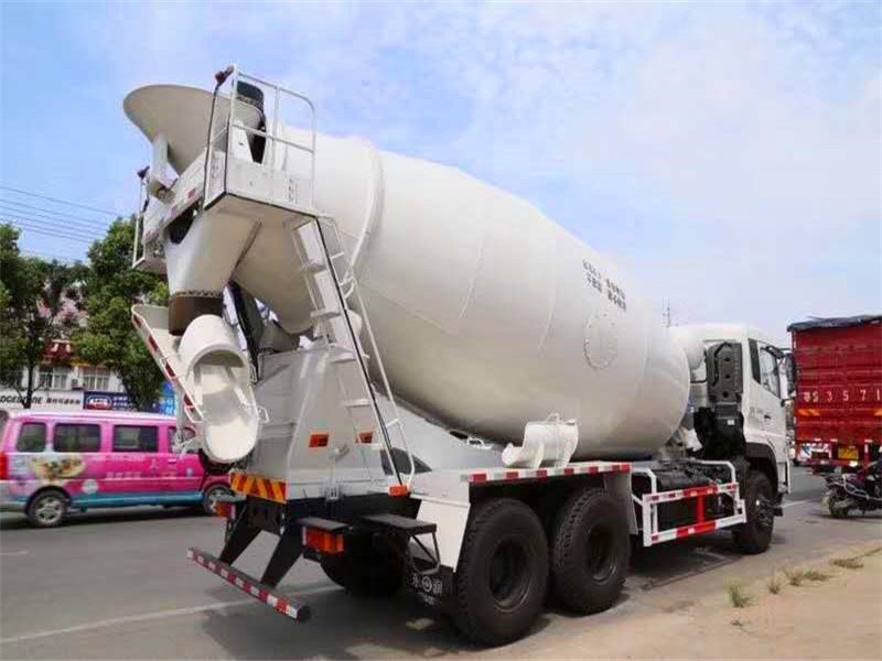 攪拌車出現(xiàn)結(jié)塊問題怎么辦