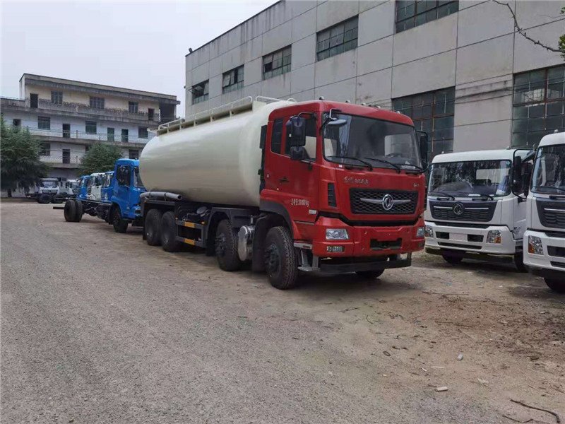 固井水泥運(yùn)輸車做活動(dòng)了