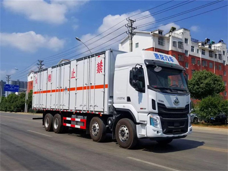 柳汽前四后八易燃?xì)怏w廂式運(yùn)輸車準(zhǔn)備發(fā)車