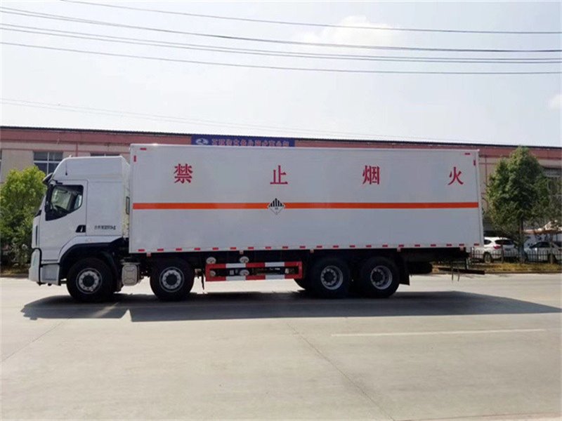 柳汽前四后八易燃?xì)怏w廂式運(yùn)輸車準(zhǔn)備發(fā)車