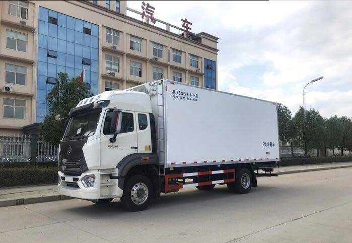 重汽豪瀚6.8米冷藏車