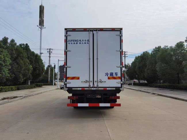 重汽豪瀚6.8米冷藏車