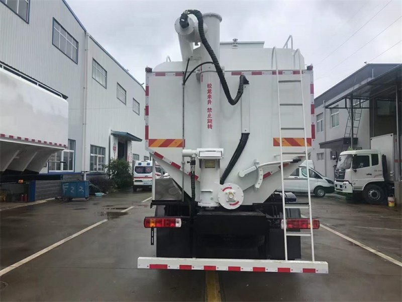 福田國六小三軸散裝飼料車廠家報(bào)價(jià)