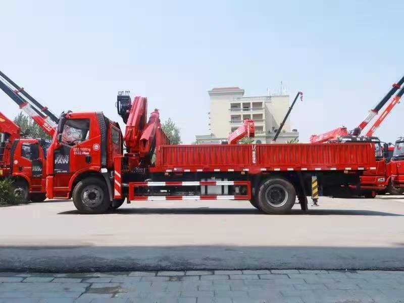 隨車吊折臂吊和直臂吊優(yōu)缺點(diǎn)是什么