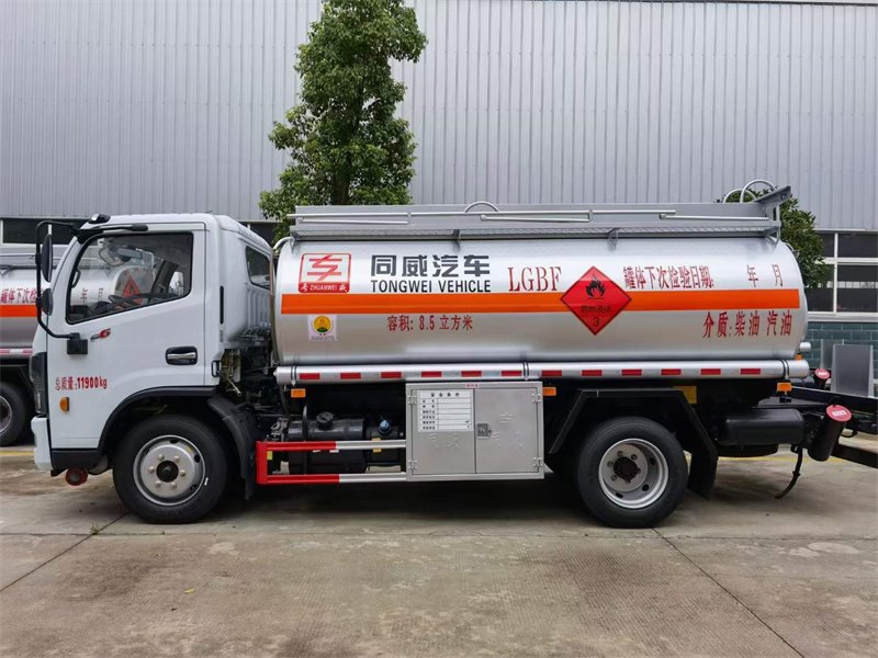 東風(fēng)福瑞卡8噸加油車廠家現(xiàn)車出售