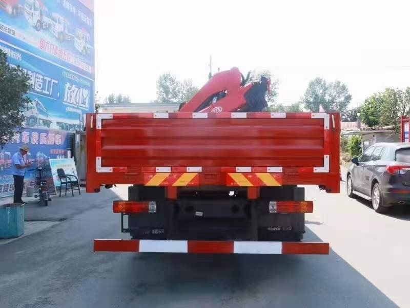隨車吊折臂吊和直臂吊優(yōu)缺點(diǎn)是什么