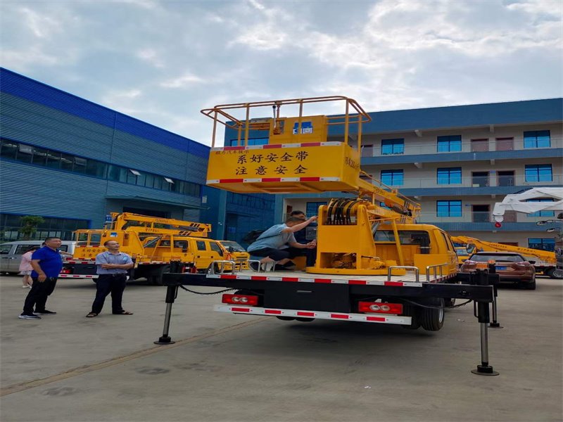 福田小卡之星13.5米藍牌高空作業(yè)車實力不容小覷