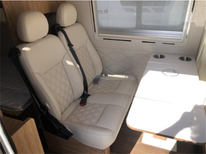 大通V80長軸高頂B型房車現(xiàn)車一口價