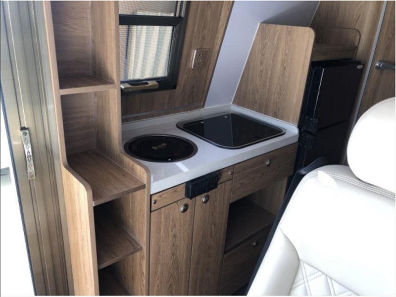 大通V80長軸高頂B型房車現(xiàn)車一口價