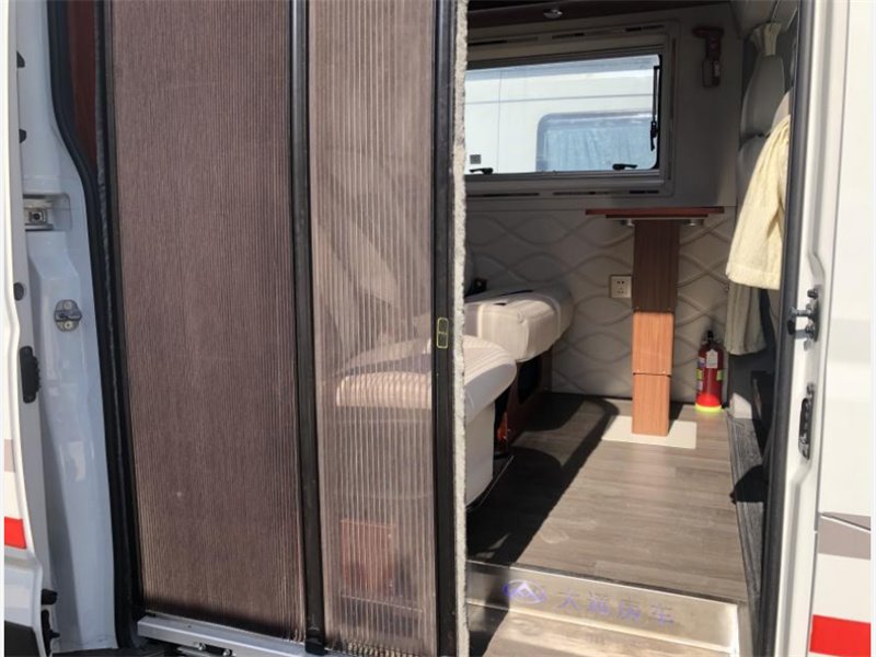 5座房車大通V90加長軸高頂B型房車