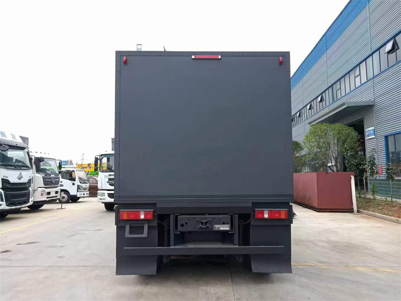 藍(lán)牌越野房車重汽汕德卡現(xiàn)車有售