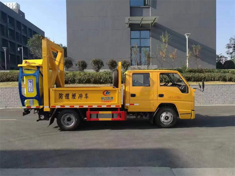 藍(lán)牌防撞緩沖車江鈴順達(dá)廠家