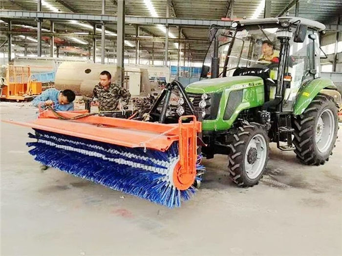 拖拉機(jī)加裝除雪滾掃機(jī)-多功能除雪車