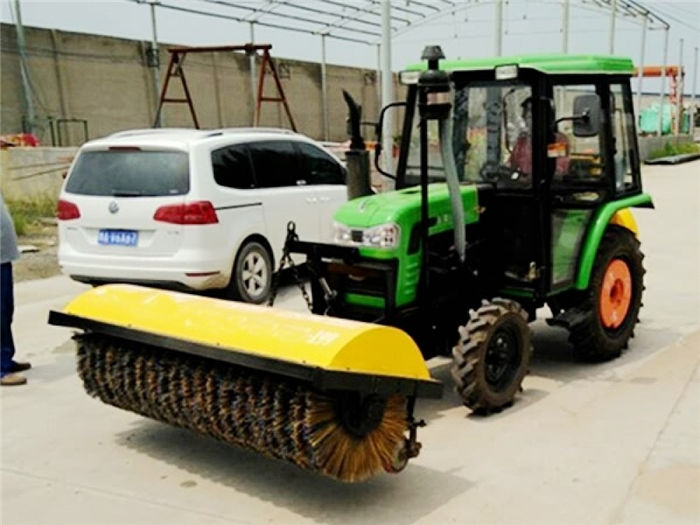 拖拉機(jī)加裝除雪滾掃機(jī)-多功能除雪車