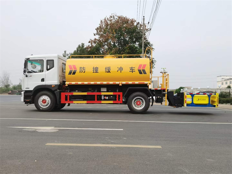 東風(fēng)D9灑水防撞緩沖車配置及圖片