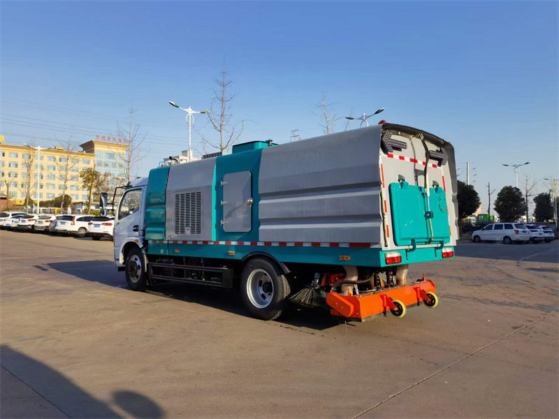 福瑞卡8方后滾刷吸塵車現(xiàn)車