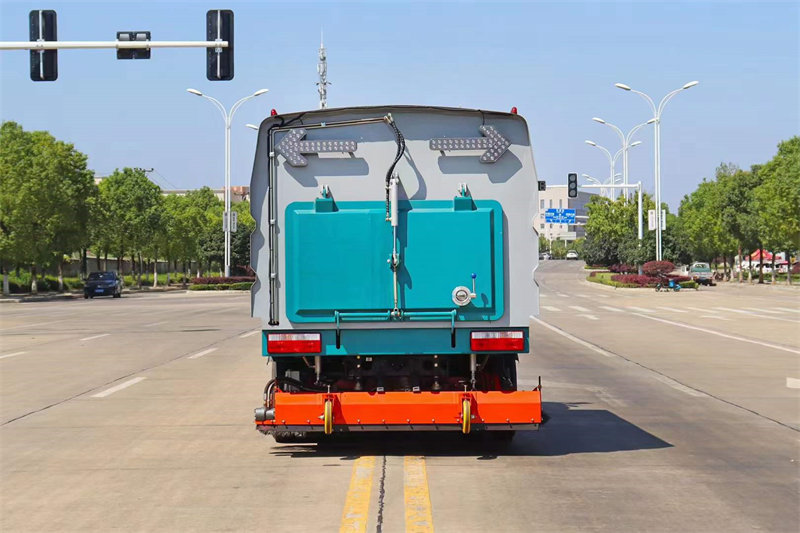 小多利卡5方后滾刷吸塵車現(xiàn)車