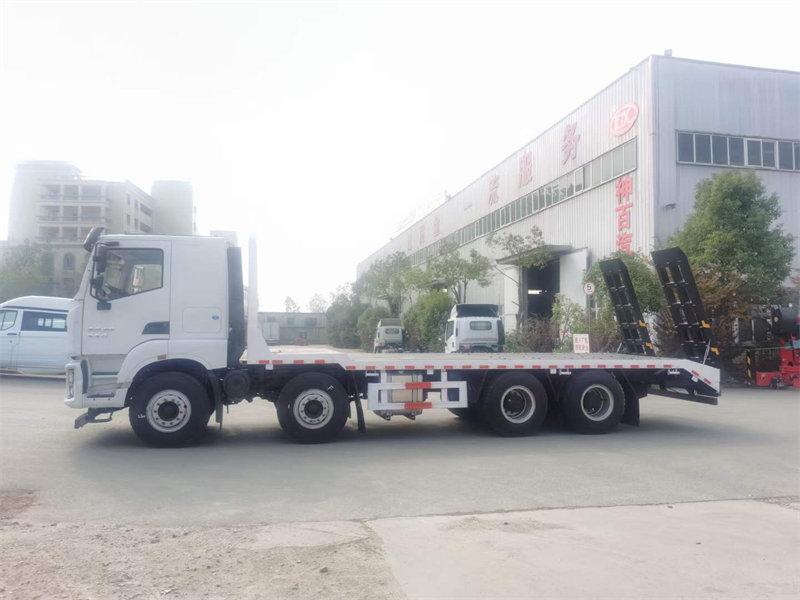 上汽紅巖前四后八平板拖車350馬力