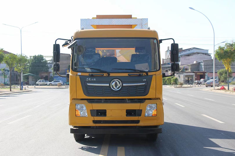 藍(lán)牌東風(fēng)天錦100K防撞緩沖車