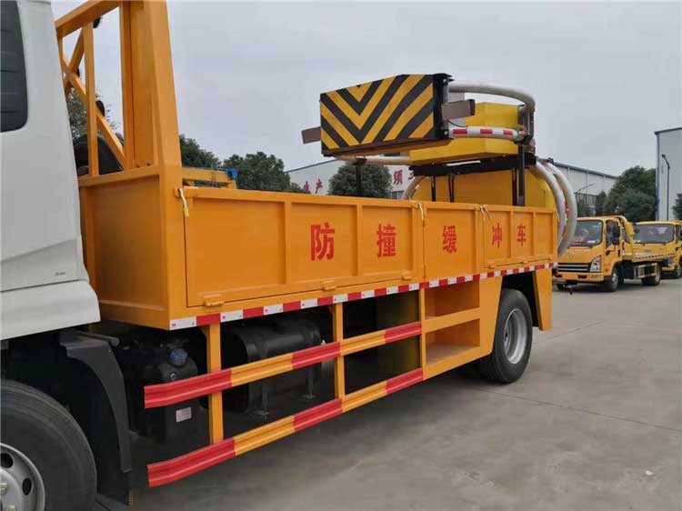 藍(lán)牌東風(fēng)天錦100K防撞緩沖車
