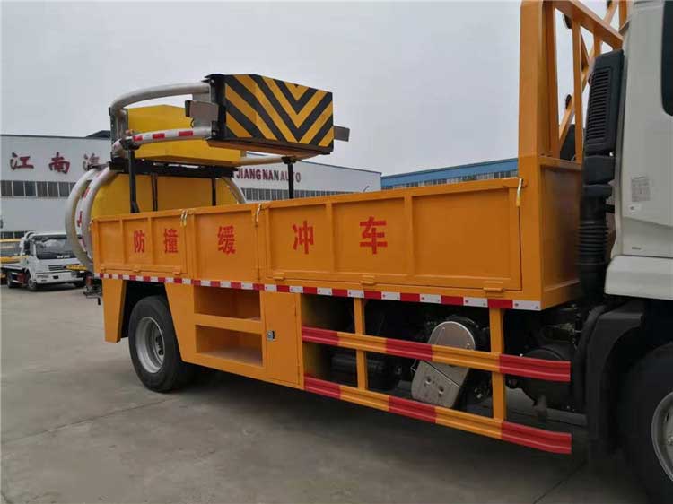 藍(lán)牌東風(fēng)天錦100K防撞緩沖車