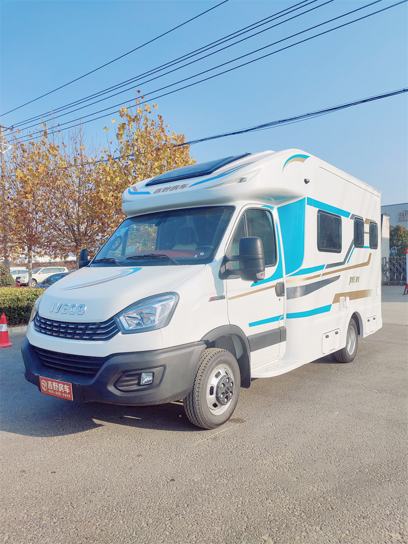 依維柯小額頭房車(chē)廠家直銷(xiāo)