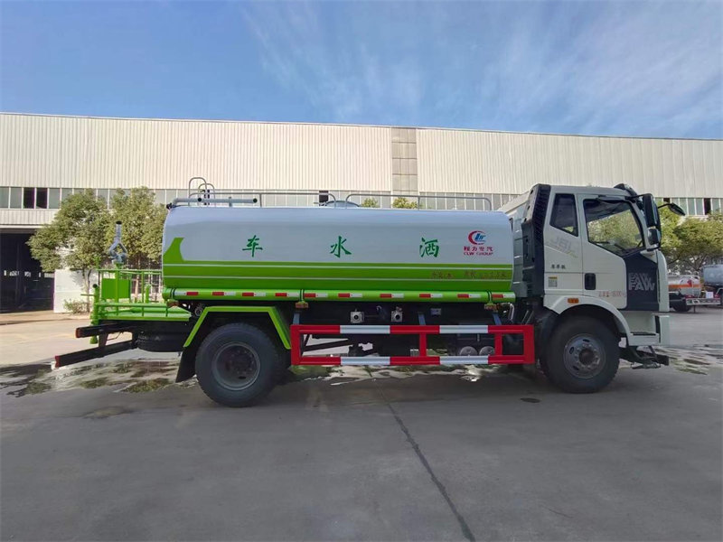 國六解放大柴灑水車